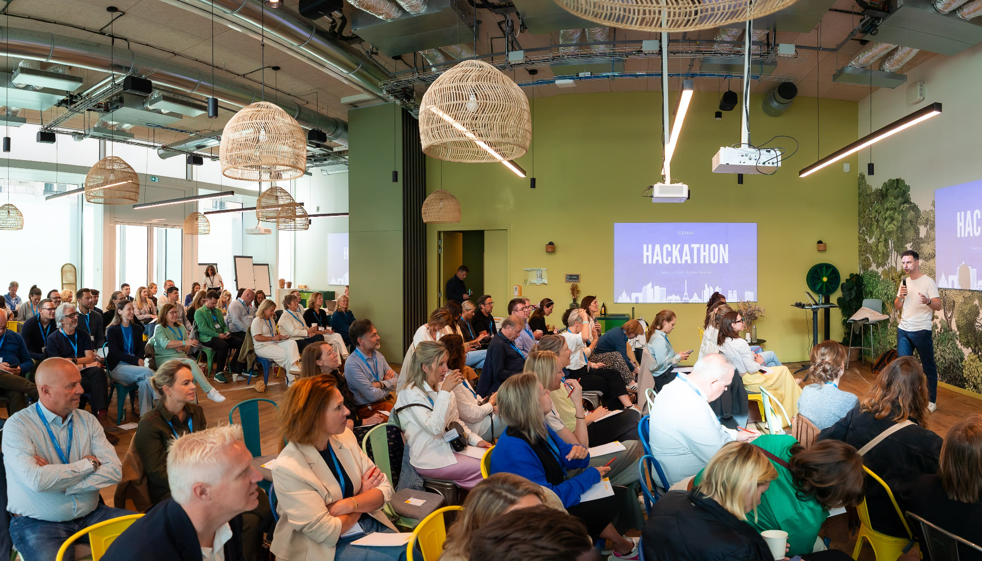 Volle zaal tijdens een AI-sessie